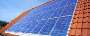 PARIS - Propriétaires de maison avec panneaux solaires